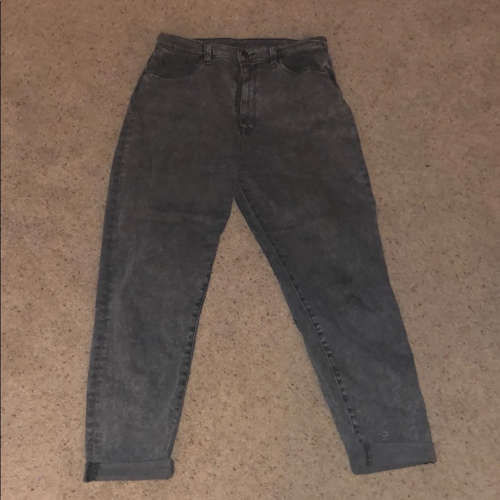 High waisted jeans.